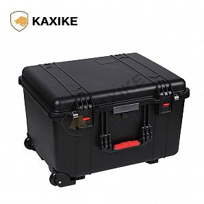 Schützender Flightcase aus Kunststoff für DJ-Equipment mit Rädern